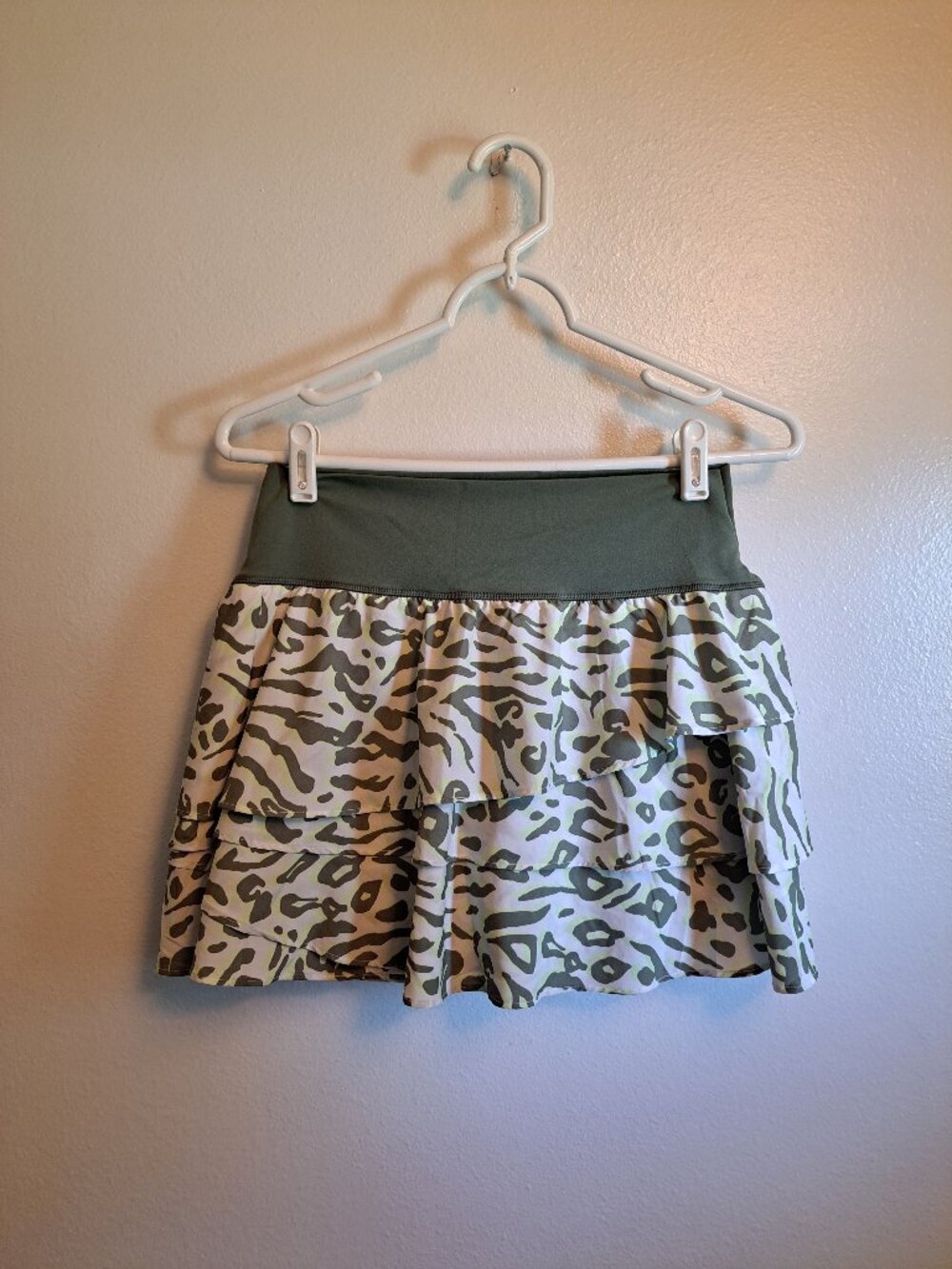 Aerie Offline Maggie Ruffle Tennis Skirt/Skort olive green animal print. - Picture 2 of 7